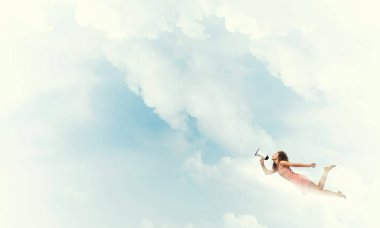 uçan megafon kadınla 