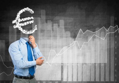 O her zaman parayı düşünüyor.