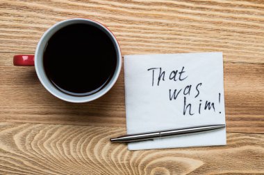 Peçeteye yazılmış romantik mesaj