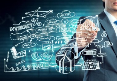 Adam iş fikirleri çiziyor. 