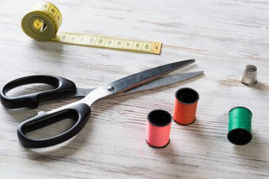 Dikiş takımı masada