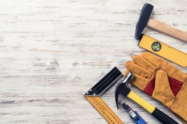 ahşap masa enstrümanlar