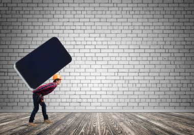geri büyük smartphone üzerinde taşıyan mühendisi