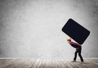 geri büyük smartphone üzerinde taşıyan mühendisi