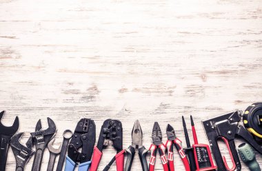 ahşap masa enstrümanlar