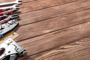 ahşap masa enstrümanlar