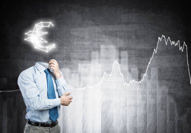 O her zaman parayı düşünüyor.