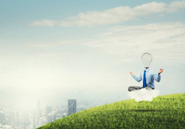 İş adamı dinleniyor ve ilham bekliyor.