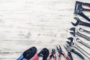 ahşap masa enstrümanlar