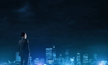 Gece parlayan city ile ilgilenen iş adamı
