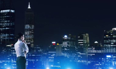 Gece parlayan city ile ilgilenen iş adamı