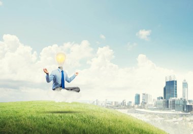 İş adamı dinleniyor ve ilham bekliyor.