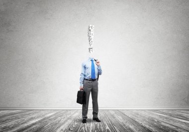 O her zaman parayı düşünüyor.