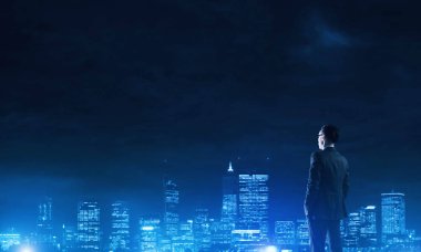 Gece parlayan city ile ilgilenen iş adamı