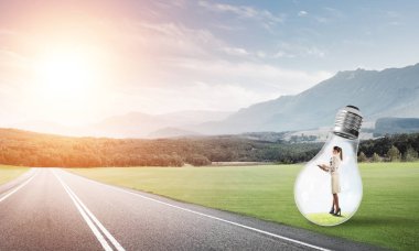 işkadını ampul içinde sıkışmış