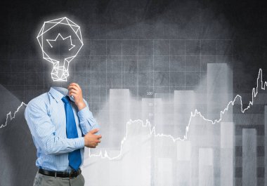 Adam fikrini düşünüyor.