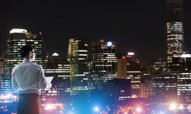 Gece parlayan city ile ilgilenen iş adamı