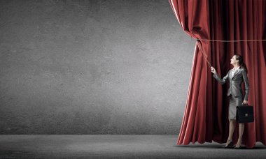 iş kadını çekerek perde