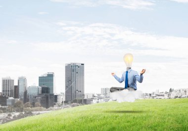 İş adamı dinleniyor ve ilham bekliyor.