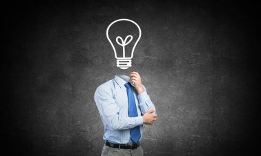 Adam fikrini düşünüyor.