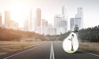 işkadını ampul içinde sıkışmış