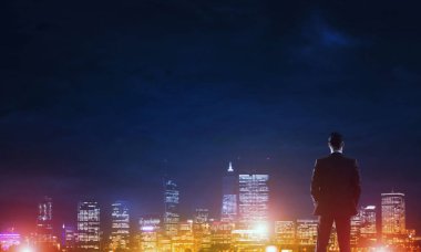 Gece parlayan city ile ilgilenen iş adamı