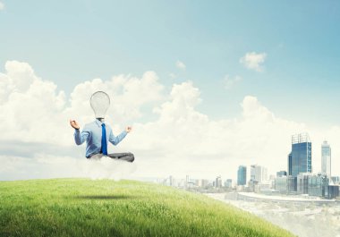 İş adamı dinleniyor ve ilham bekliyor.