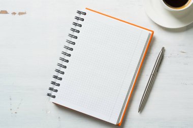 Not defteri ve kalemle kahve.