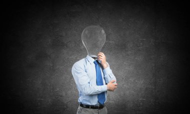 Adam fikrini düşünüyor.