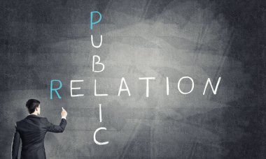 Seminer eğitmeni tahtaya resim çiziyor