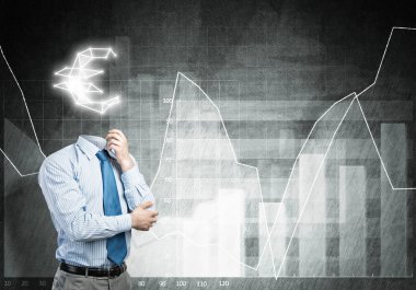 O her zaman parayı düşünüyor.