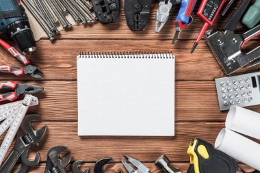 ahşap masa enstrümanlar