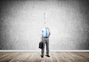 O her zaman parayı düşünüyor.