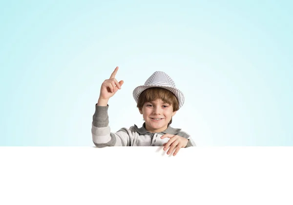 Netter Junge mit Werbetafel — Stockfoto