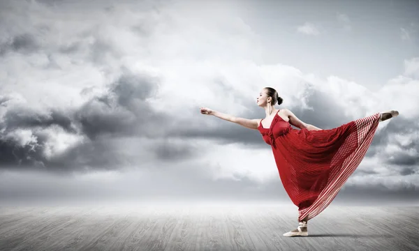 赤いドレスで情熱的な女性ダンサー — ストック写真