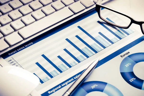 Preparing average sales report — Stock Photo, Image