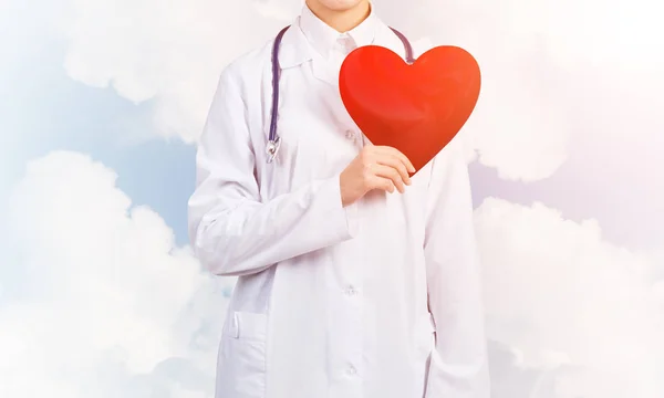 Médico segurando coração vermelho — Fotografia de Stock