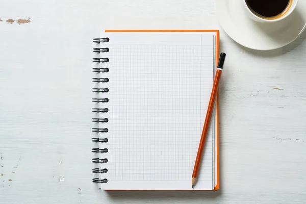 メモ帳とペン付きコーヒー — ストック写真