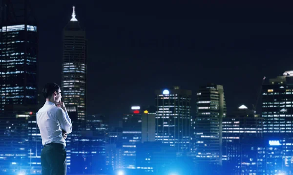 Gece parlayan city ile ilgilenen iş adamı