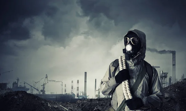 Man overlevende in gas masker — Stockfoto