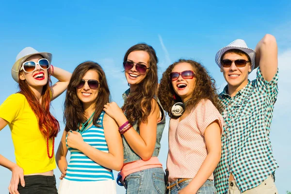 Grupa młodych osób noszących okulary przeciwsłoneczne i kapelusz — Zdjęcie stockowe