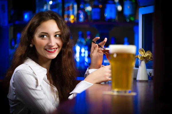 Jovem mulher em um bar — Fotografia de Stock