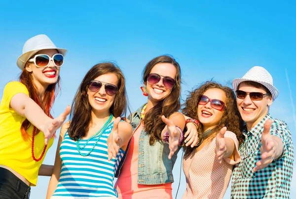 Gruppe unge med solbriller og hatt – stockfoto