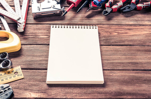 Инструменты на деревянном столе
