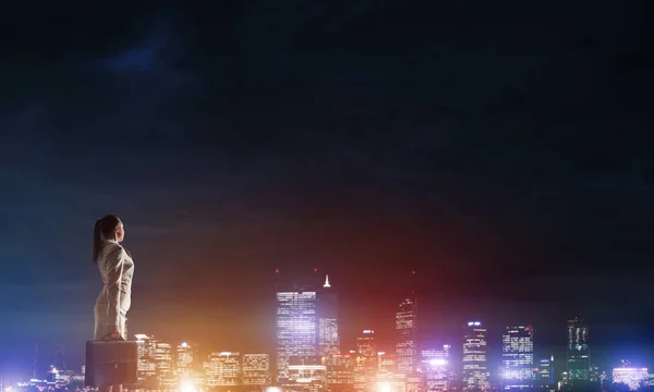 Mujer mirando la ciudad nocturna — Foto de Stock