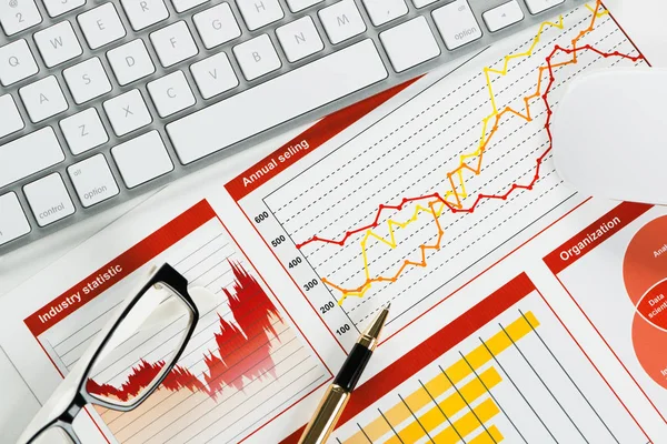 Preparing average sales report — Stock Photo, Image