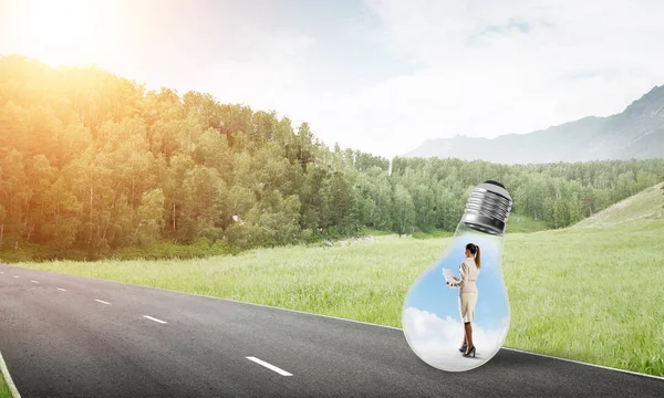 Zakenvrouw gevangen binnenkant van gloeilamp — Stockfoto