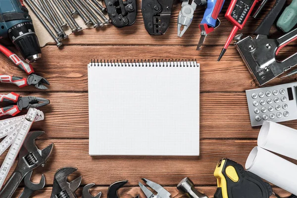 ahşap masa enstrümanlar