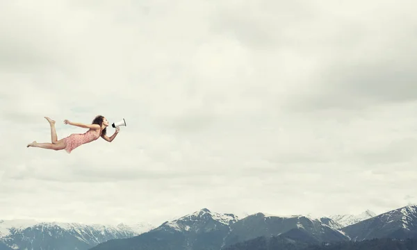 Femme avec mégaphone volant — Photo