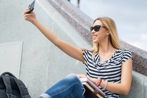 Dívka v sluneční brýle, takže selfie — Stock fotografie